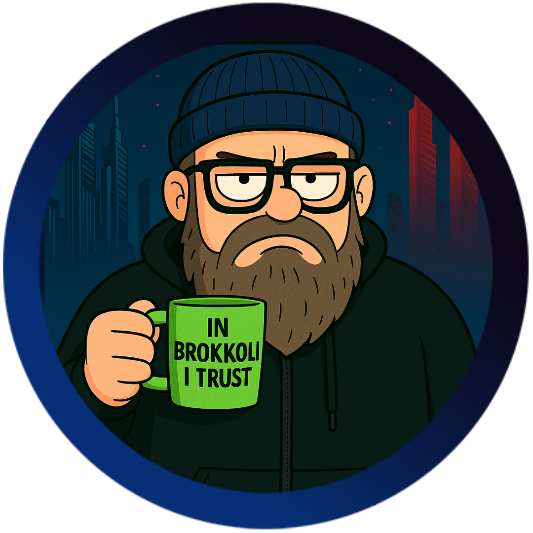Eine Comic-Zeichnung zeigt eine ernste, bärtige Person mit dunkler Brille und Mütze. Die Person trägt einen schwarzen Kapuzenpullover und hält eine grüne Tasse in der linken Hand. Auf der Tasse steht in schwarzen Großbuchstaben: „IN BROKKOLI I TRUST“. Der Hintergrund zeigt eine stilisierte Stadt mit hohen Gebäuden, die in dunklen Blau- und Rottönen gehalten sind. Der Gesamtrahmen des Bildes ist kreisförmig mit einem blauen Rand.